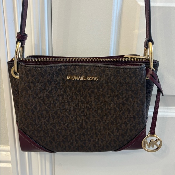 Michael Kors crossbody and matching wallet - Picture 2 of 9